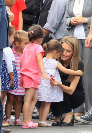 Letizia d'Espagne rencontre les enfants de St Jacques de Compostelle