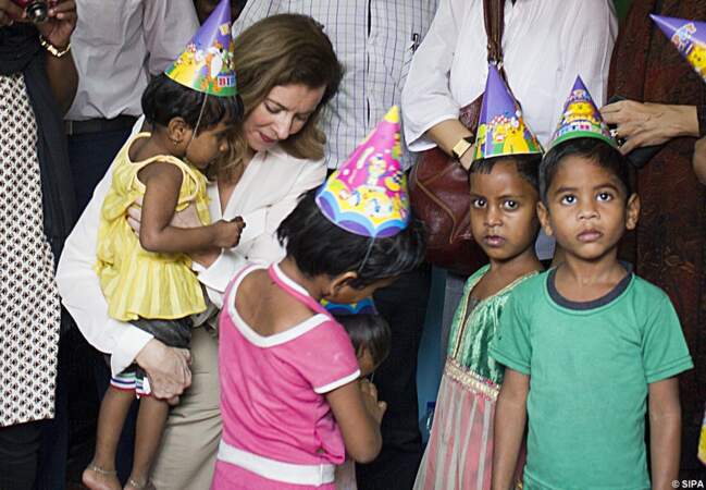 Valérie Trierweiler entourée d'enfants au centre Sneha dans les bidonvilles de Bombay