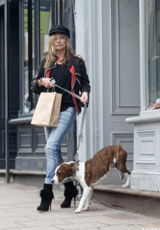 Kate Moss aime les animaux, notamment son chien qu'elle promène sur les trottoirs londoniens 