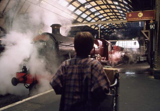 Voici la toute première apparition du Poudlard Express à l'écran. ("Harry Potter à l'école des sorciers" en 2001)