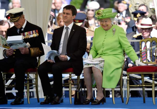 Sous son manteau vert, la reine dévoile un ensemble floral assorti