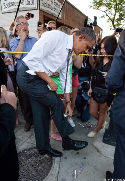 Lors d'une visite dans une université du Colorado, Barack Obama essuie le yahourt reçu sur son pantalon