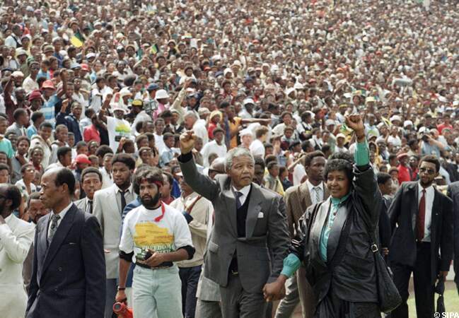 Nelson Mandela et Winnie acclamés dans le stade de Johannesburg où la foule salue la libération de Madiba, en 1990