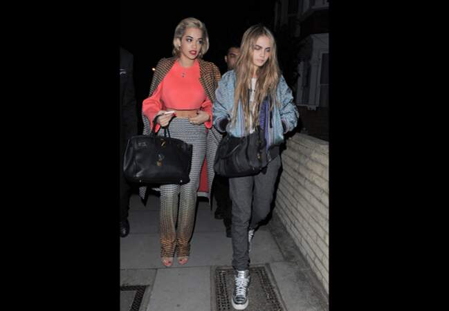 Rita Ora et Cara dans les rues de Londres