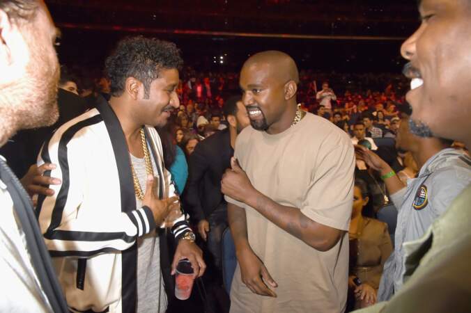 Surprise, Kanye West sait sourire ! Normal, il vient de recevoir le prix Michael Jackson