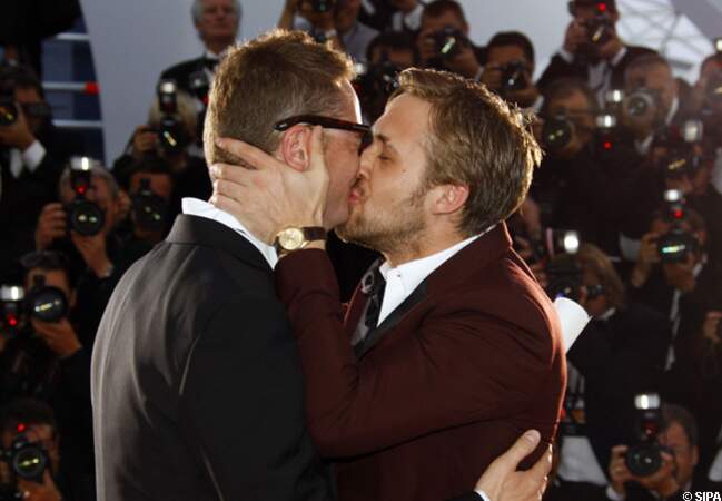 Ryan Gosling embrasse Nicolas Winding Refn pour son prix de la mise en scène en 2011 remporté grâce à Drive