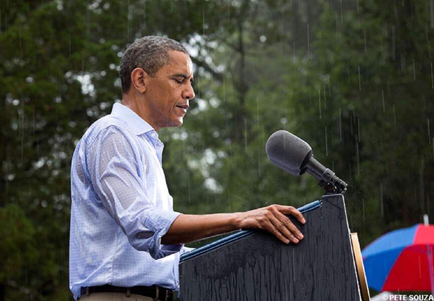 Pendant la campagne, en Virginie, Barack Obama continue son discours malgré la pluie qui s'abat sur lui
