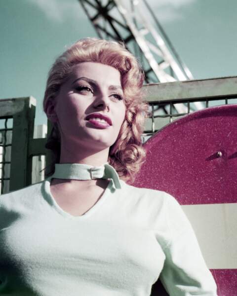 L’actrice ose la blondeur façon Marilyn, mais se démarque avec ses sourcils sauvages