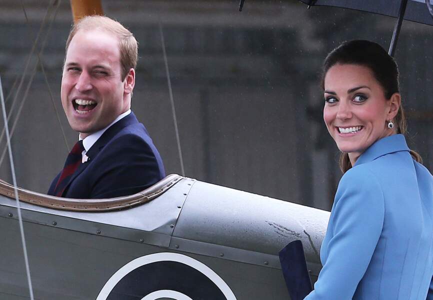 William essaye d'impressionner Kate à bord de son vieil avion de guerre