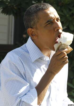 Barack Obama mange une glace