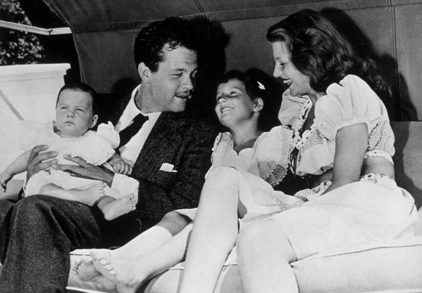 Moment de détente avec sa deuxième femme Rita Hayworth, leur fille Rebecca et la petite Christopher