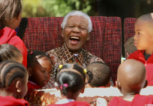 Entouré d'enfants, Nelson Mandela fête son 89e anniversaire, en 2007