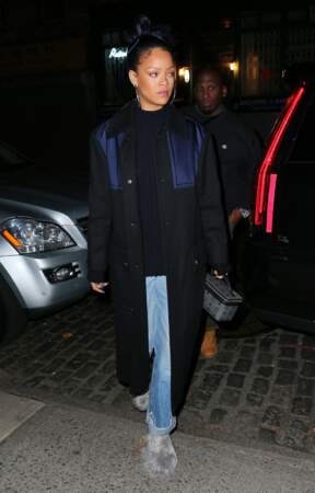 Rihanna en chaussures à poils dans les rues de New York