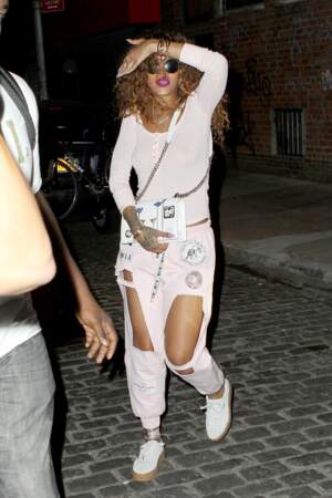 Rihanna sort de la boutique "Bang Bang tattoos" à New York. 