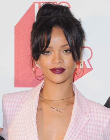 Un chignon flou et quelques mèches laissées libres, Rihanna est prête pour sortir