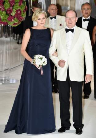 Enceinte de cinq mois, Charlène choisit une robe Dior bleu nuit pour le Gala de la Croix Rouge en août 2014