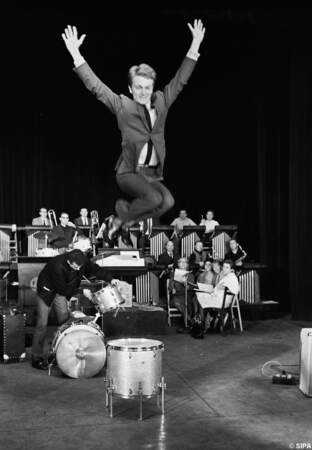 Le bondissant Claude François lors d'un concert en 1964