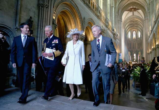 La duchesse de Cornouailles (en Dior) escortée par le prince Charles et Manuel Valls