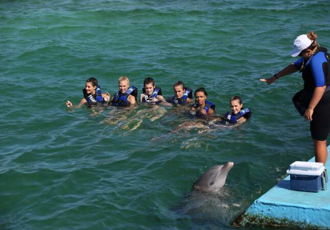 Les six Miss nagent dans l'eau turquoise de Punta Cana