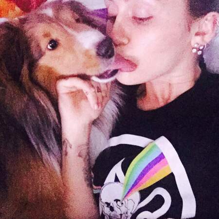 Miley Cyrus est entourée d'animaux, Mumu le colley l'aime particulièrement...