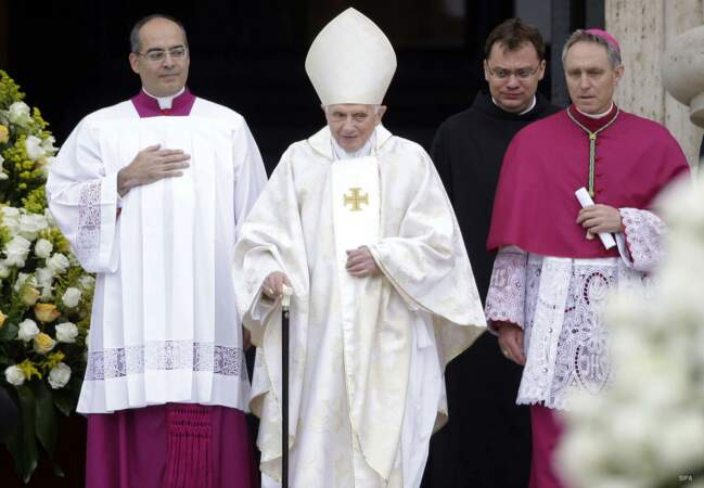 La canonisation s'est déroulée en présence de l'ancien pape Benoît XVI