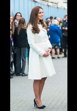 De profil, princesse Kate révèle son ventre de future maman