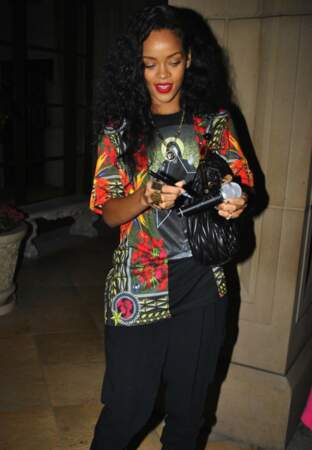 Rihanna en t-shirt Givenchy et pantalon harem Tom Ford