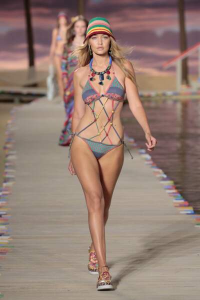 Le trikini vintage revisité s'accessoirise pour l'été