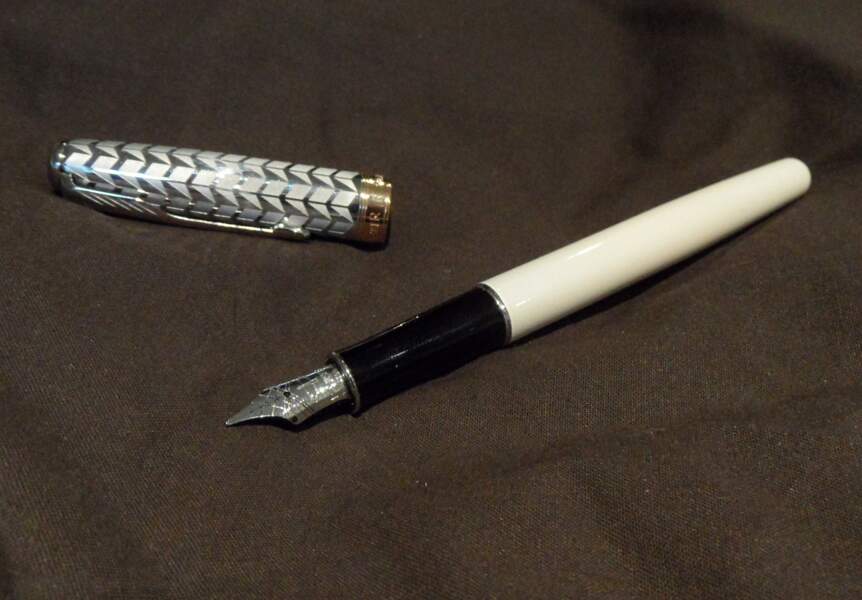 Le stylo raffiné, en argent et ivoire, est rarement exhibé par la romancière