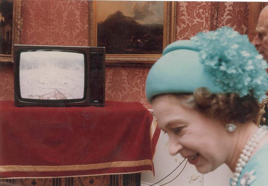 La reine Elisabeth observe la foule en attente