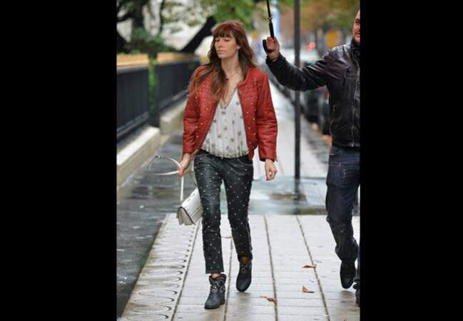 Jessica Biel en total look Isabel Marant sous la grisaille parisienne