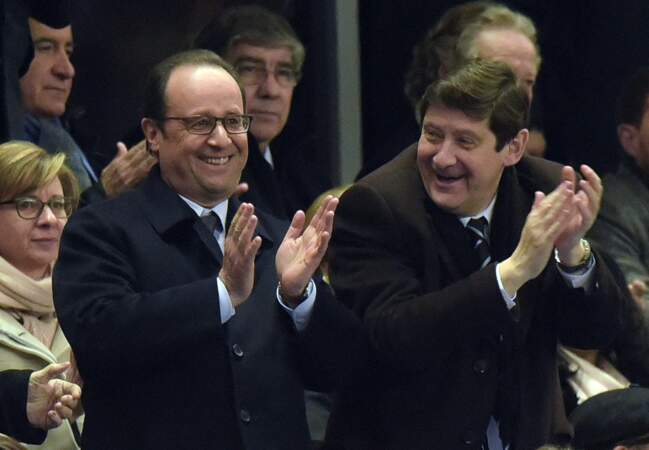 François Hollande applaudit l'équipe de France, accompagné du ministre des Sports, Patrick Kanner