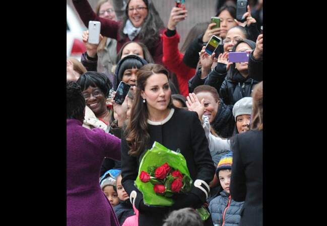 Fleurie, la duchesse de Cambridge est accueillie par une foule de fans