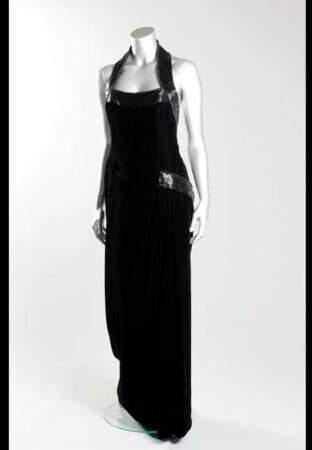 La robe noire Catherine Walker portée par Diana lors d’un shooting pour Vanity Fair...