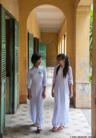 Des lycéennes vêtues de l'Ao Dai, l'uniforme des élèves