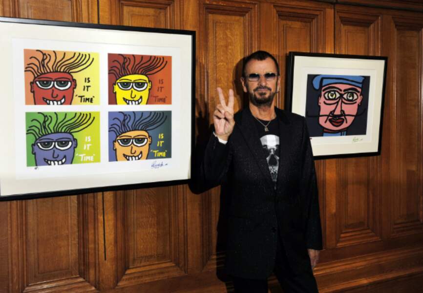 Ringo Starr devant deux de ses tableaux
