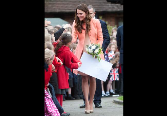 29 avril 2013 - La duchesse détonne avec son manteau pêche Tara Jarmon