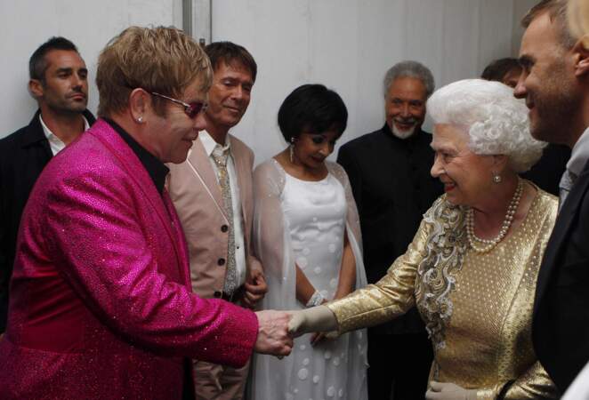 Ce concert est aussi l'occaison pour la reine de rencontrer Elton John