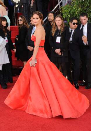 Jennifer Lawrence radieuse dans sa robe corail pour les Golden Globes