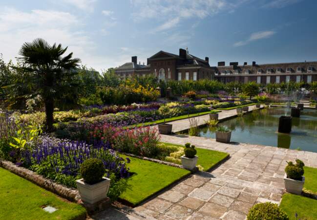 L'un des jardins dallés du palais, situé au coeur de Londres