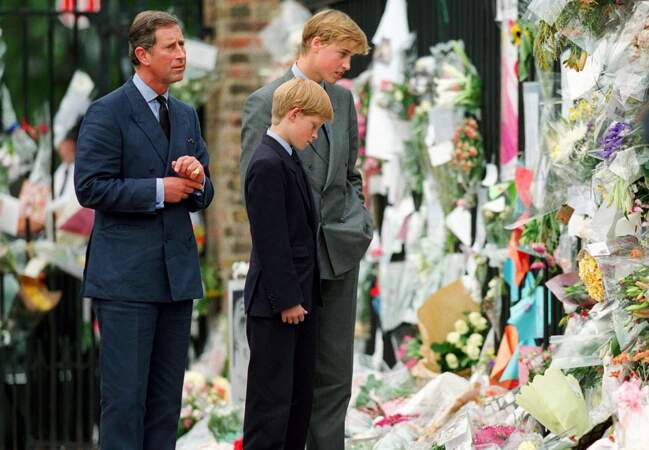 Charles, William et Hary viennent se recueiilir sur l'autel de fleurs pour la princesse Diana