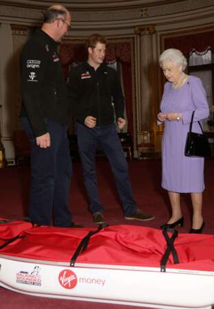 Le prince Harry montre le matériel de son expédition à la reine Elizabeth 2