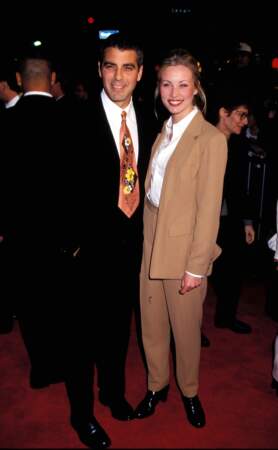 Avec sa copine Céline Balitran, George Clooney s'améliore, un peu. Notez le ludisme de la cravate... 