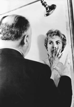 Janet Leigh répète la scène de la douche avec Alfred Hitchcock lors du tournage de Psycho en 1960