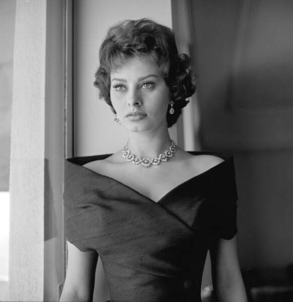 En 1955, Sophia Loren se pare de pierres pour sublimer sa beauté naturelle