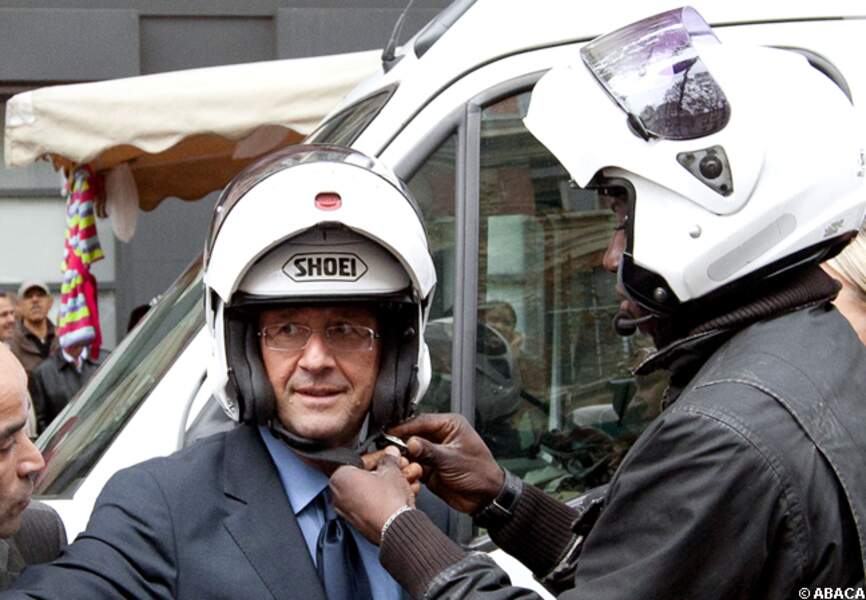 François Hollande se fait attacher son casque