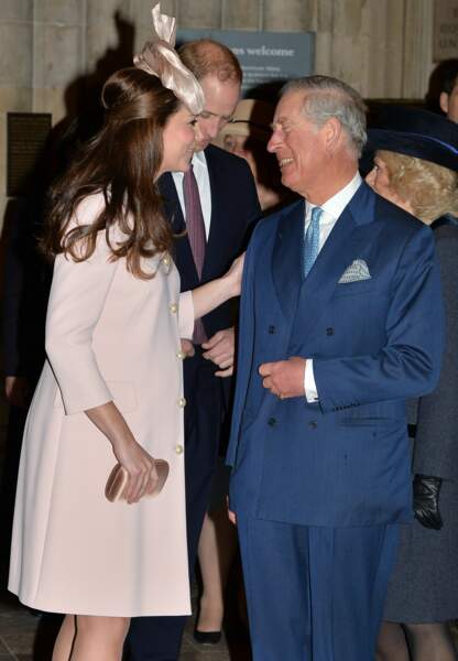 La duchesse embrasse chaleureusement son beau-père le prince Charles