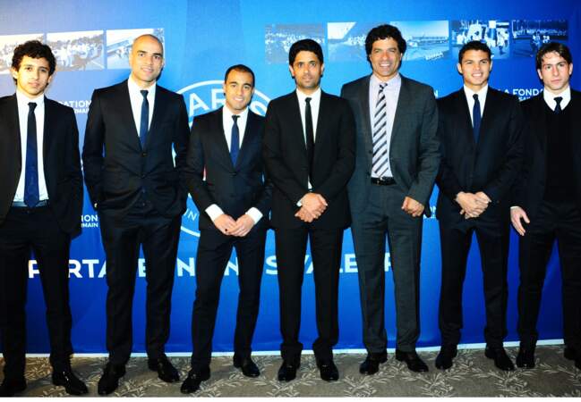 La colonie des brésiliens du PSG Marquinhos, Alex, Lucas, Raï, Thiago Silva et Maxwell entourant Nasser Al-Khelaïfi