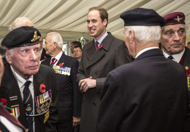 A l'issue de la cérémonie, le prince William rencontre des vétérans de la guerre de Corée
