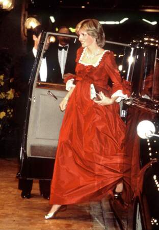 Diana sublime dans une robe rouge ample